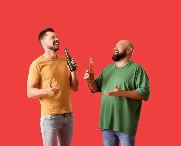 Homens Bebendo Cerveja Fundo Vermelho — Fotografia de Stock