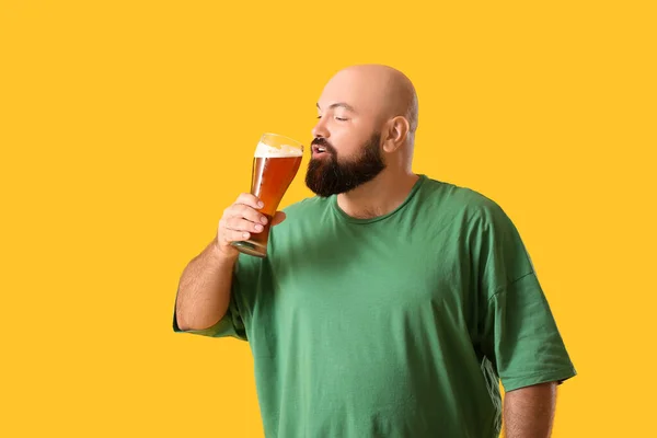 Kale Man Drinken Bier Gele Achtergrond — Stockfoto