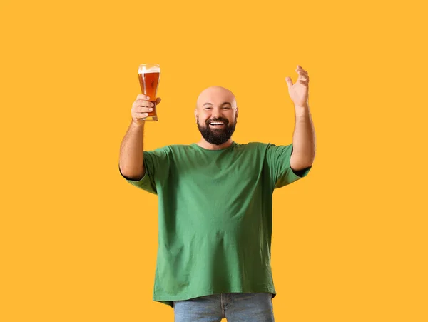 Glücklicher Glatzkopf Mit Bier Auf Gelbem Hintergrund — Stockfoto