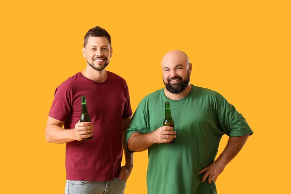 Άνδρες Πίνοντας Μπύρα Κίτρινο Φόντο — Φωτογραφία Αρχείου