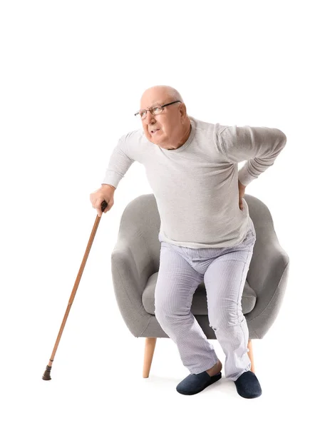 Senior Man Met Wandelstok Lijden Aan Rugpijn Fauteuil Witte Achtergrond — Stockfoto