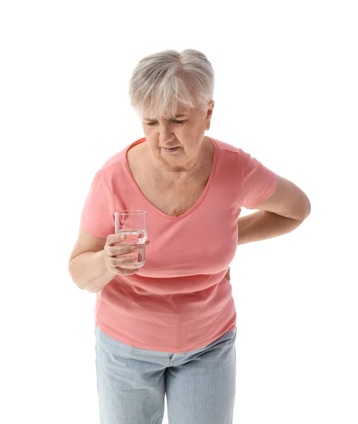 Seniorkvinne Med Glass Vann Som Lider Ryggsmerter Hvit Bakgrunn – stockfoto