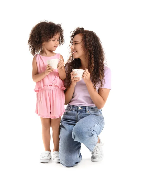 배경에 코코아 아프리카 미국인 소녀와 그녀의 어머니 — 스톡 사진