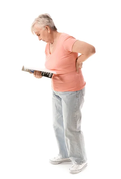 Senior Vrouw Met Tijdschrift Lijden Aan Rugpijn Witte Achtergrond — Stockfoto