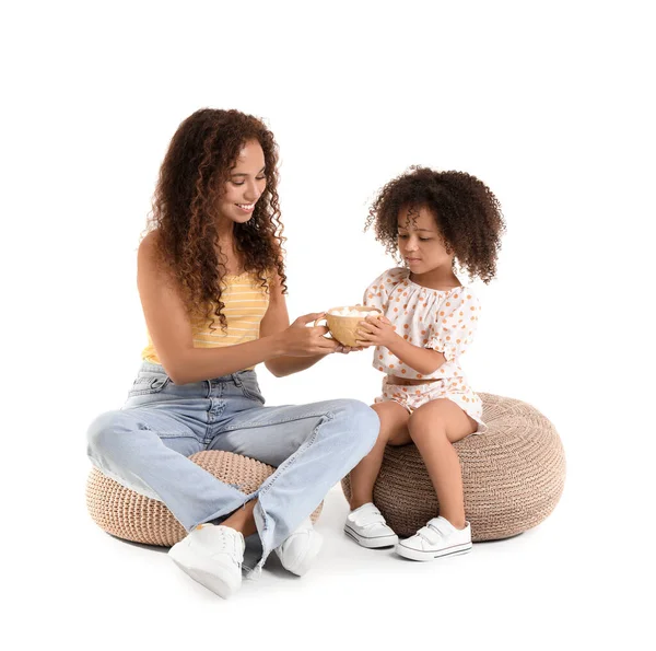 Маленька Афро Американська Дівчинка Мати Чашкою Гарячого Какао Білому Тлі — стокове фото
