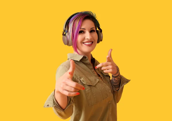 Mooie Vrouw Met Ongewoon Haar Luisteren Naar Muziek Gele Achtergrond — Stockfoto