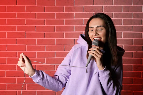 Legal Jovem Mulher Cantando Cor Tijolo Fundo — Fotografia de Stock