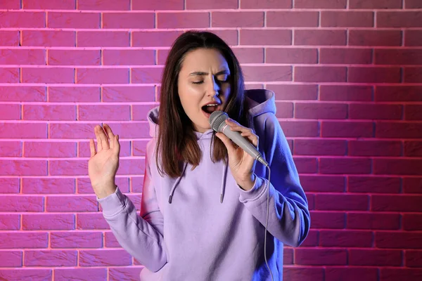 Cool Νεαρή Γυναίκα Τραγουδούν Στο Φόντο Τούβλο Χρώμα — Φωτογραφία Αρχείου