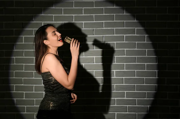 Mujer Cantante Bastante Joven Con Micrófono Cerca Pared Ladrillo — Foto de Stock