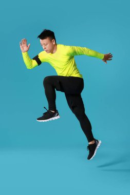 Renkli arka planda sportif erkek koşucu