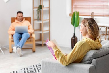 mutlu çift evde birlikte vakit