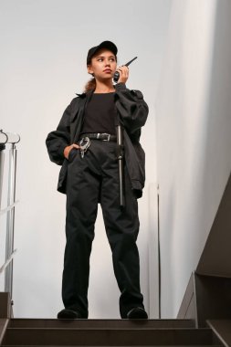 Binada radyo vericisi olan Afro-Amerikalı kadın güvenlik görevlisi.