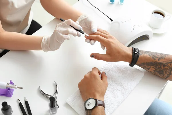 Maestro Manicure Che Lavora Con Cliente Maschile Nel Salone Bellezza — Foto Stock