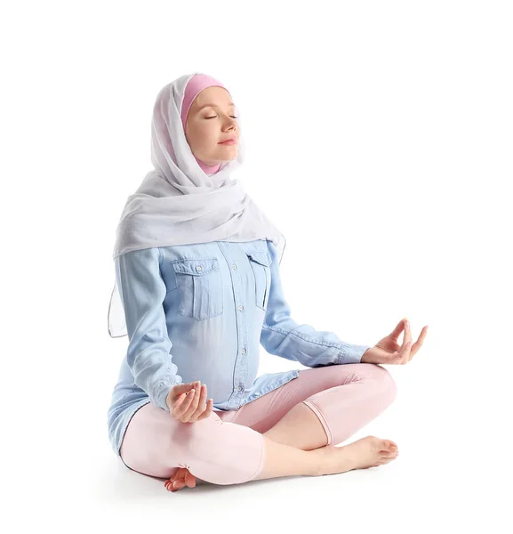Schwangere Muslimin Meditiert Auf Weißem Hintergrund — Stockfoto