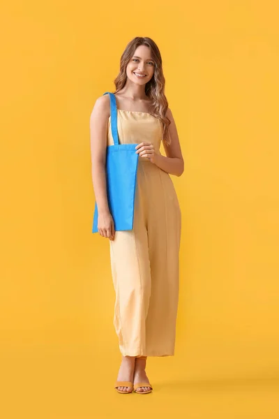 Νεαρή Γυναίκα Μπλε Οικολογική Τσάντα Κίτρινο Φόντο — Φωτογραφία Αρχείου