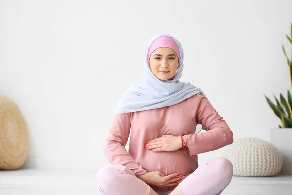 Mujer Musulmana Embarazada Joven Haciendo Ejercicio Casa — Foto de Stock