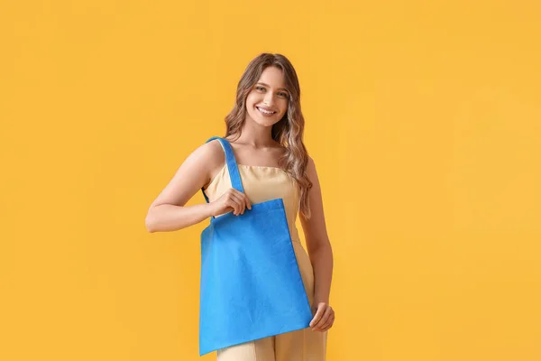 Giovane Donna Con Eco Bag Blu Sfondo Giallo — Foto Stock