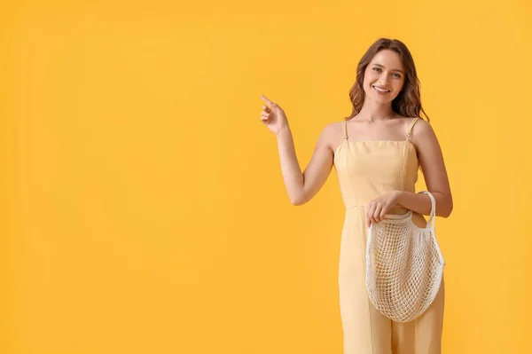 Pretty Young Woman String Bag Pointing Something Yellow Background — Stock Photo, Image
