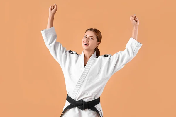 Szczęśliwy Instruktor Karate Kobiet Tle Koloru — Zdjęcie stockowe