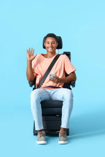 Αφρο Αμερικανός Άνθρωπος Στο Κάθισμα Του Αυτοκινήτου Και Τηλέφωνο Στο — Φωτογραφία Αρχείου