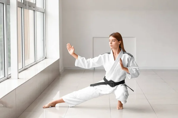 Młoda Kobieta Ćwiczyć Karate Siłowni — Zdjęcie stockowe