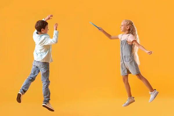 Divertenti Bambini Che Giocano Frisbee Sullo Sfondo Colore — Foto Stock