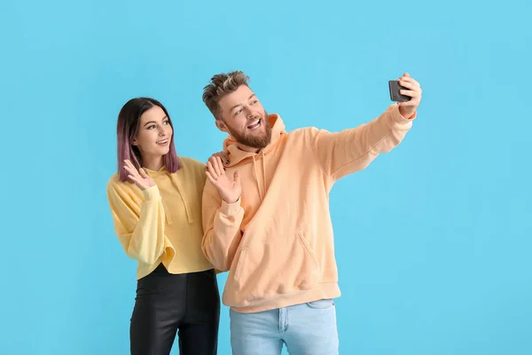 Cool Pareja Joven Sudaderas Con Capucha Tomando Selfie Sobre Fondo — Foto de Stock