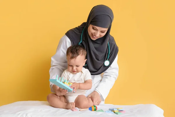 Moslim Kinderarts Onderzoeken Baby Jongen Kleur Achtergrond — Stockfoto