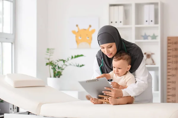 Muslim Pediatrician Examining Baby Boy Clinic — Stock Photo, Image