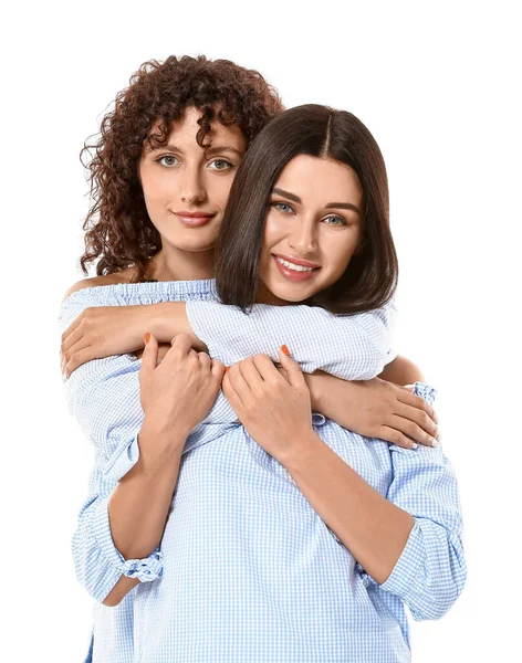 Hermanas Jóvenes Abrazándose Sobre Fondo Blanco — Foto de Stock