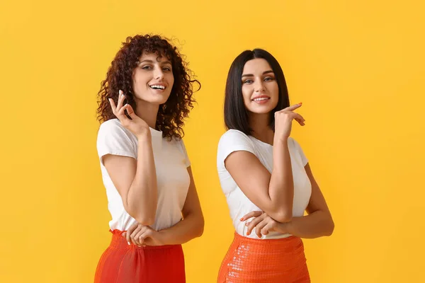 Beautiful Smiling Sisters Color Background — Stock Photo, Image