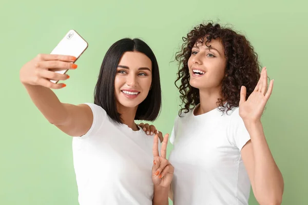 Happy Sisters Taking Selfie Color Background — Stock Photo, Image