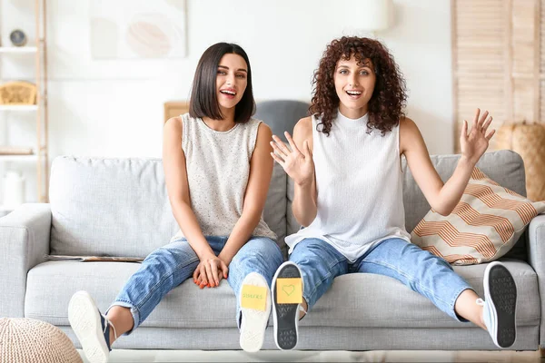 Happy Sisters Sticky Notes Shoes Sitting Living Room — Stock Photo, Image