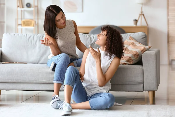 Beautiful Young Sisters Sitting Living Room — Stock Photo, Image
