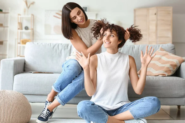 Young Woman Doing Ponytails Her Sister Living Room — Stock Photo, Image