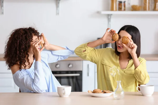 Смішні Сестри Грають Печивом Кухні — стокове фото