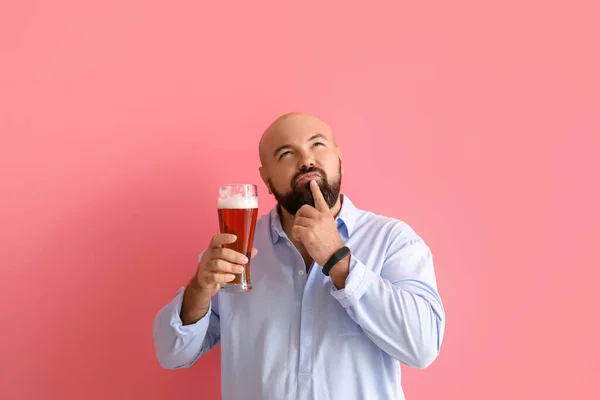 Ragionevole Uomo Calvo Con Birra Sfondo Colore — Foto Stock