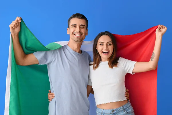Feliz Joven Pareja Con Bandera Italiana Sobre Fondo Color —  Fotos de Stock