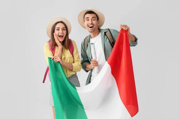Felice Giovani Turisti Con Bandiera Italiana Sfondo Chiaro — Foto Stock