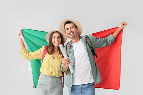 Młodzi Turyści Włoską Flagą Jasnym Tle — Zdjęcie stockowe