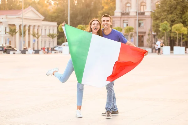 Νεαρό Ζευγάρι Ιταλική Σημαία Εξωτερικούς Χώρους — Φωτογραφία Αρχείου