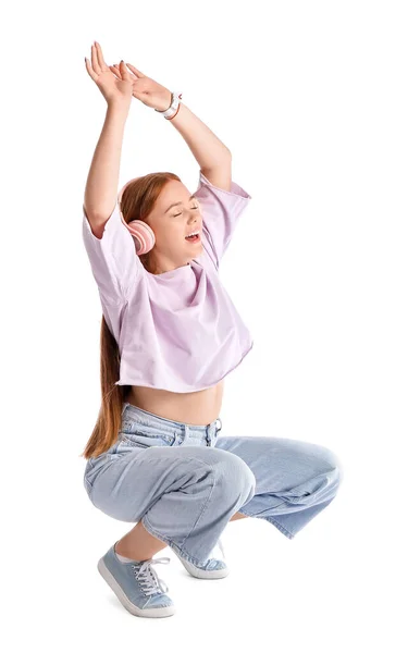 Joven Mujer Fresca Escuchando Música Sobre Fondo Blanco — Foto de Stock