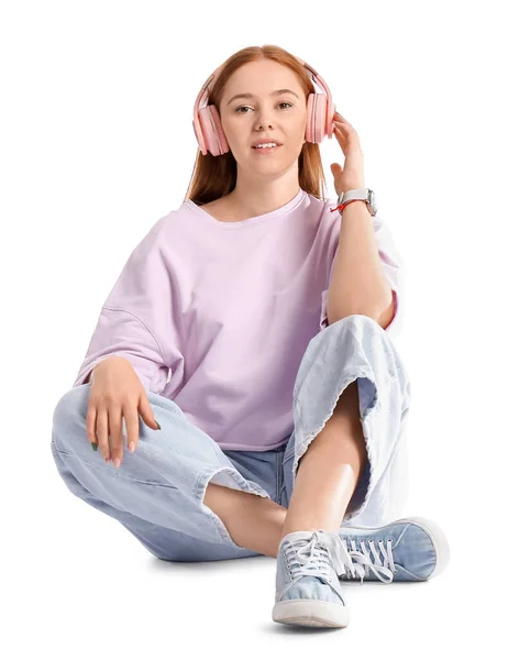 Δροσερό Νεαρή Γυναίκα Ακούγοντας Μουσική Λευκό Φόντο — Φωτογραφία Αρχείου