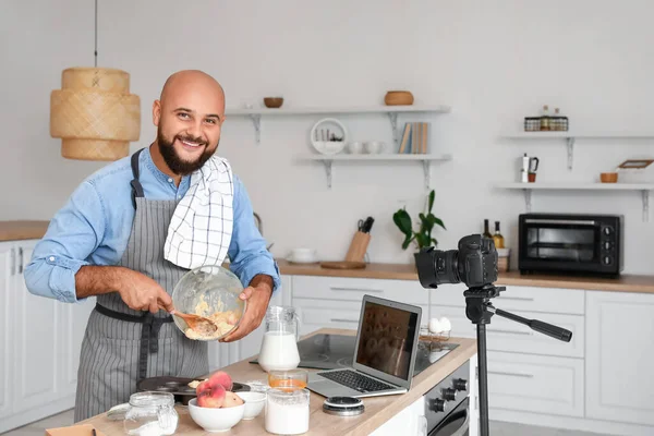 Yakışıklı Adam Şeftalili Kek Hazırlıyor Mutfakta Video Dersi Kaydediyor — Stok fotoğraf