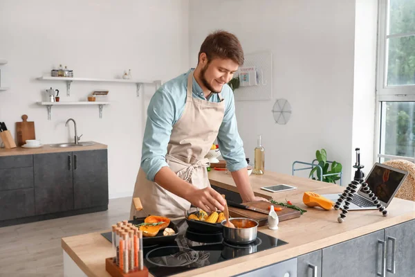 Mladý Muž Vaření Zeleniny Video Tutorial Kuchyni — Stock fotografie