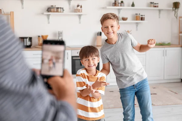 Man Taking Photo His Dancing Sons Kitchen — Stock Photo, Image