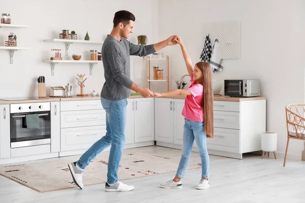 Ευτυχισμένος Άντρας Και Κορούλα Του Χορεύουν Στην Κουζίνα — Φωτογραφία Αρχείου