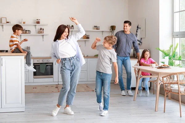 キッチンで踊る幸せな家族 — ストック写真