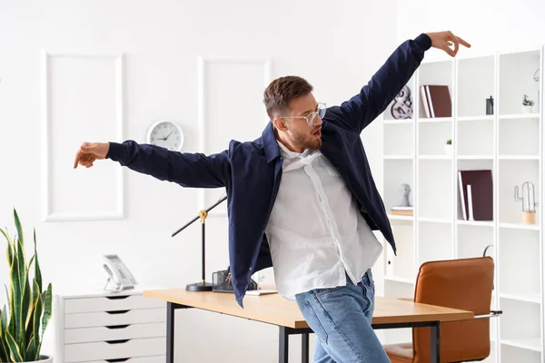 Guapo Joven Empresario Bailando Oficina — Foto de Stock