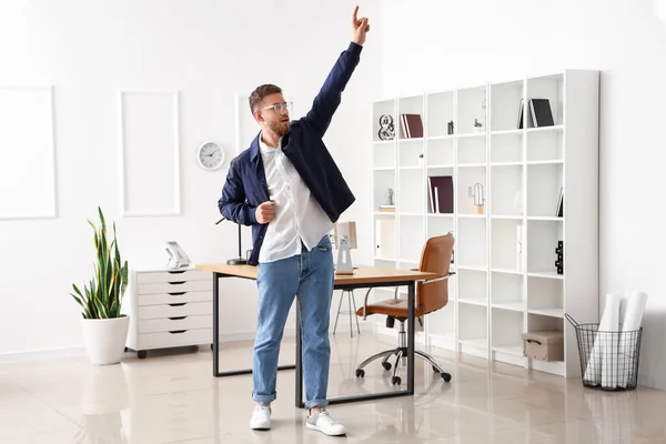若い実業家が事務所で踊る — ストック写真